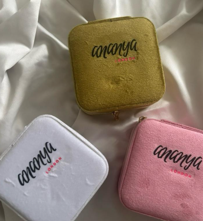 Compact jewellery box with zip